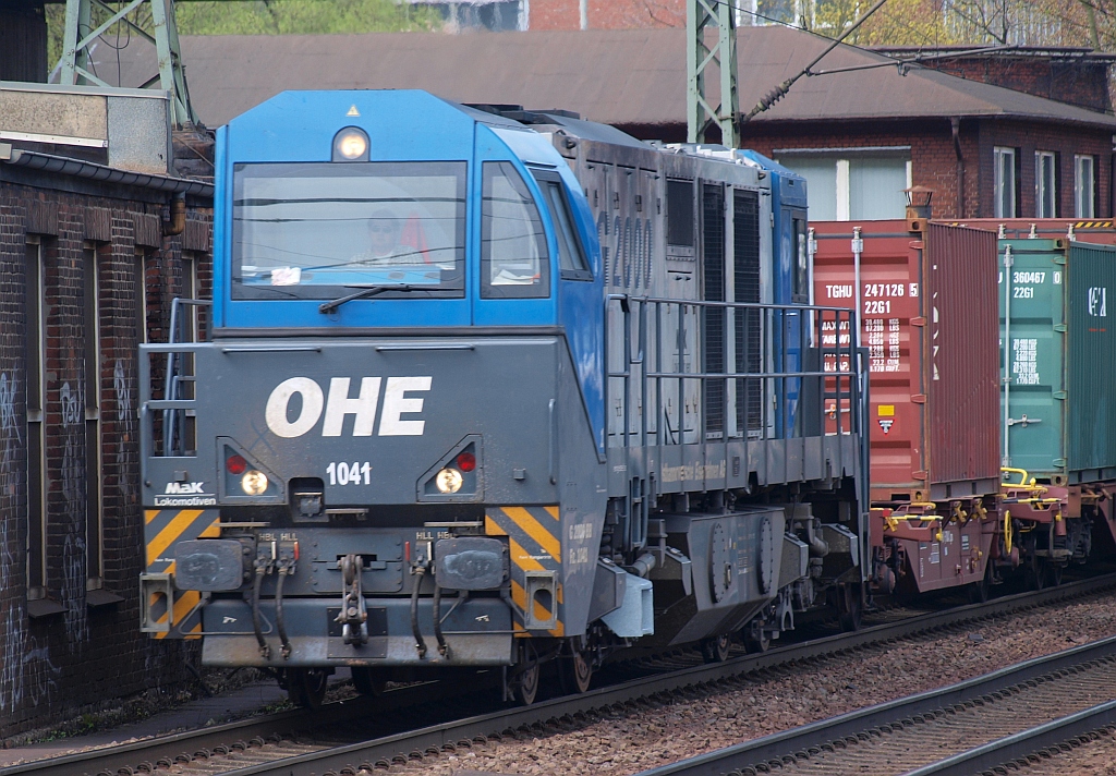 Und da soll nochmal einer sagen die Gravitas oder Maximas sehen komisch aus.....OHE 1041(MaK G2000-BB,VSFT 1001041)brummt hier mit einem Containerzug durch HH-Harburg. 24.04.2010