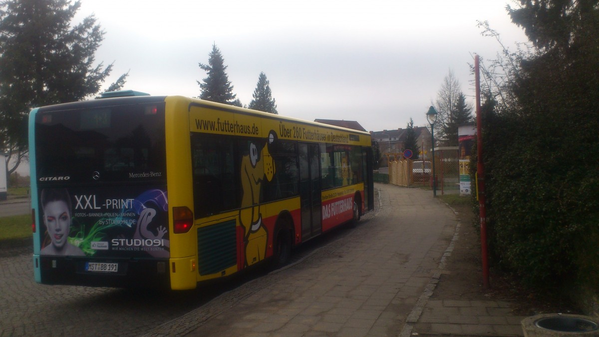 ...und dann mal dieser Citaro in Neustrelitz am Alexander Platz mit seiner Werbung was ich mal für gelungen halte 