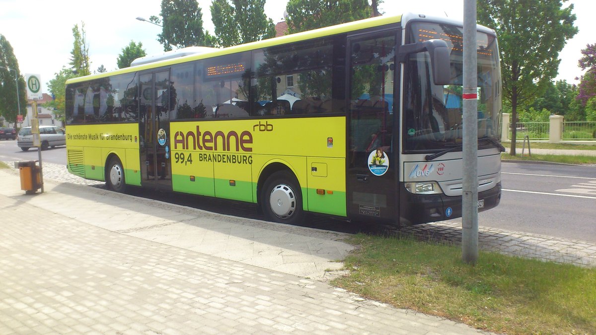 ....und dann noch dieser auffallende Mercedes mit der der Werbung f�r einen regionalen Radiosender 