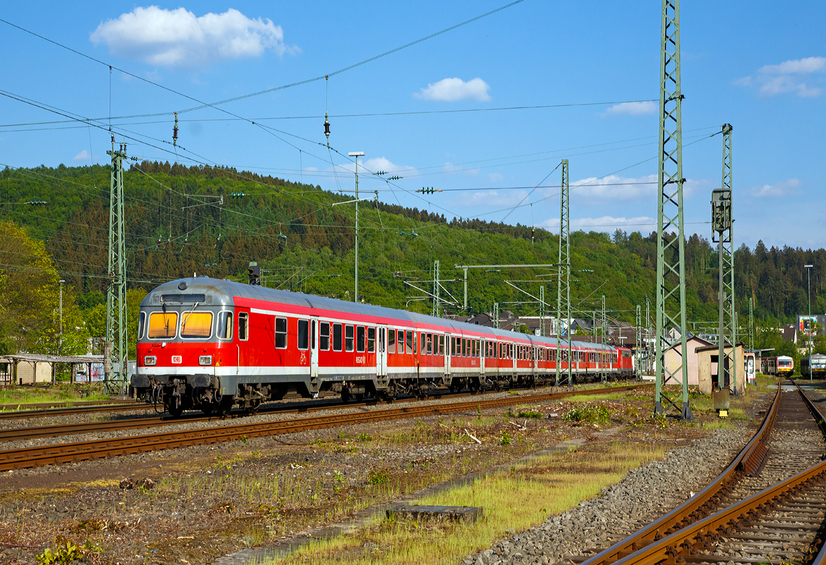 
Und hier nochmals nun als Nachschuß...
Die 111 028-7 (91 80 6111 028-7 D-DB) der DB Regio NRW mit n-Wagen (ex Silberlinge) als Verstärker zum RE 9 - Rhein-Sieg-Express (Aachen-Köln-Siegen) am 15.05.2015 kurz vor der Einfahrt in den Bahnhof Betzdorf/Sieg.

Am Zugende war der 2. Klasse Karlsruher-Steuerwagen  D-DB 50 80 82-34 347-8 Bnrdzf 470.0 („Karlsruher Kopf“ ).