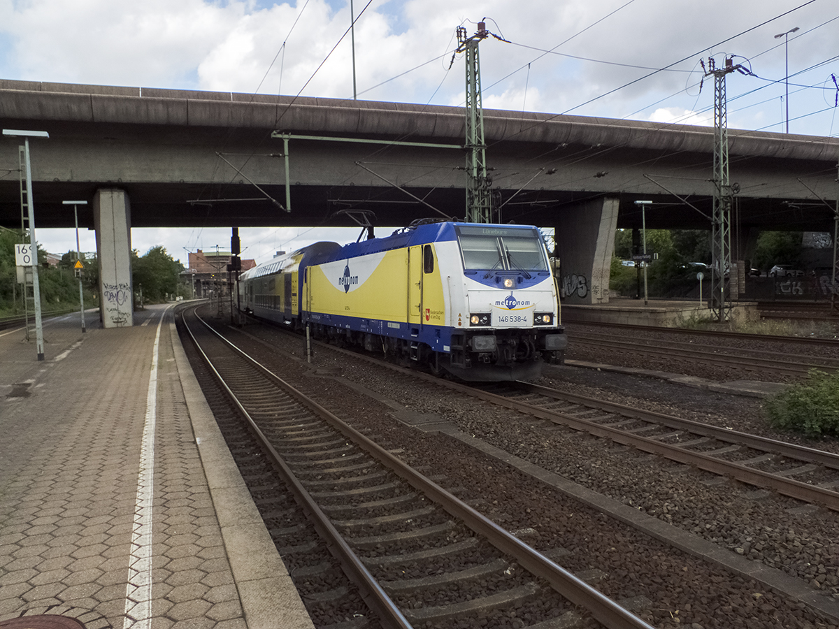 Und noch ein Metronom: 146 538 zieht ihren sieben-Wagen-Zug in Richtung Uelzen. Die Metronom-Züge haben in der Regel ein weitaus größeres Platzangebot als die DB-InterCities, was auch aurchaus nötig zu sein scheint. Wann immer ich in der nächsten Zeit in einem hoffnungslos überfüllten Hamster sitze, werde ich wohl etwas neidisch an die Fahrgäste zwischen Hmaburg und Bremen beziehungsweise Uelzen denken...