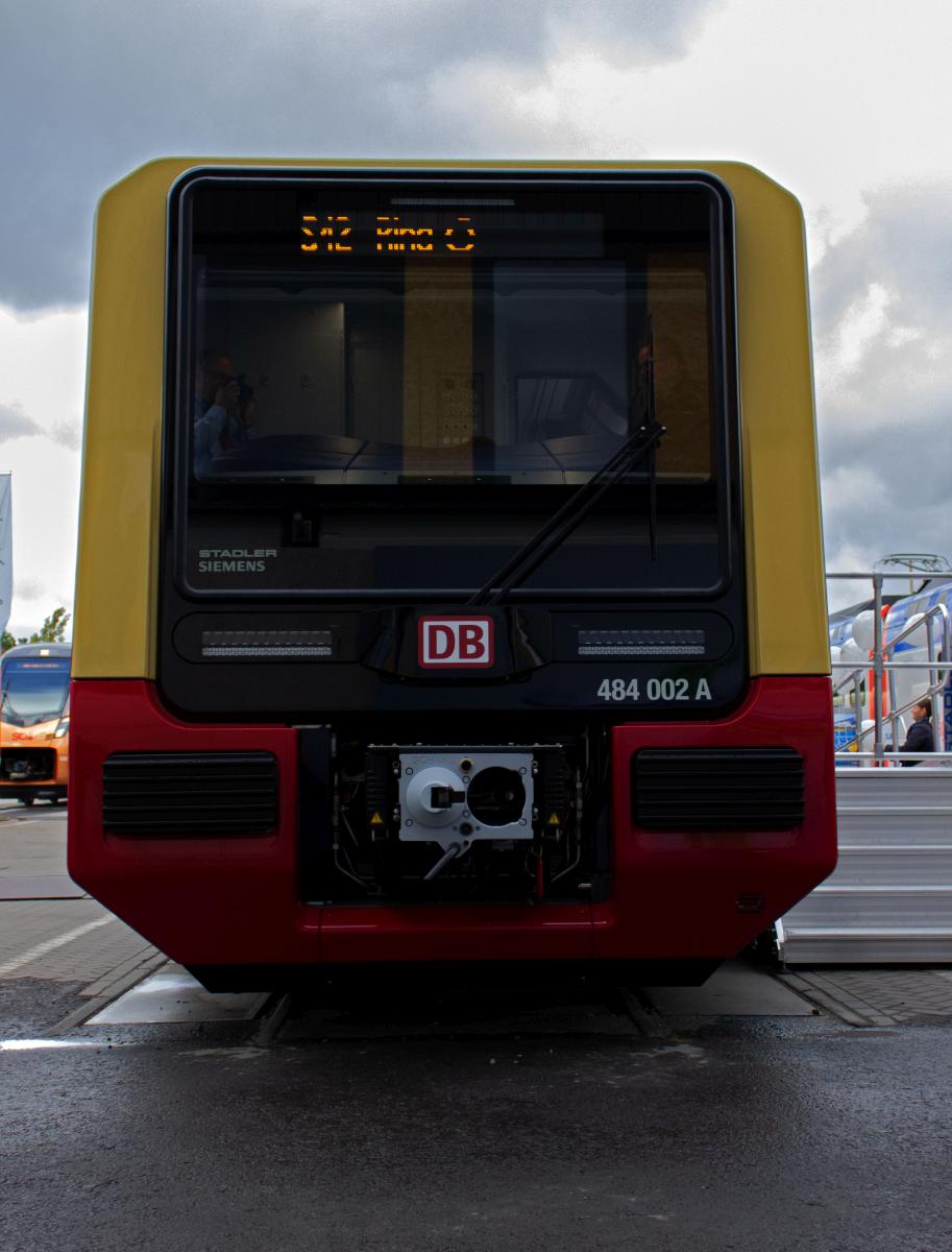 Unter der Federfhrung der Firma Stadler entstehen derzeit neue Zge fr die S-Bahn Berlin, die die Baureihen 483 (Viertelzge) und 484 (durchgehende Halbzge) tragen. Whrend im September 2019 die ersten Einheiten zu Testfahrten im Berliner Netz aufbrachen, stand die Einheit 484 002 ein Jahr zuvor auf dem Messegelnde und prsentierte sich im Rahmen der Innotrans erstmals dem Fachpublikum und auch den knftigen Fahrgsten.