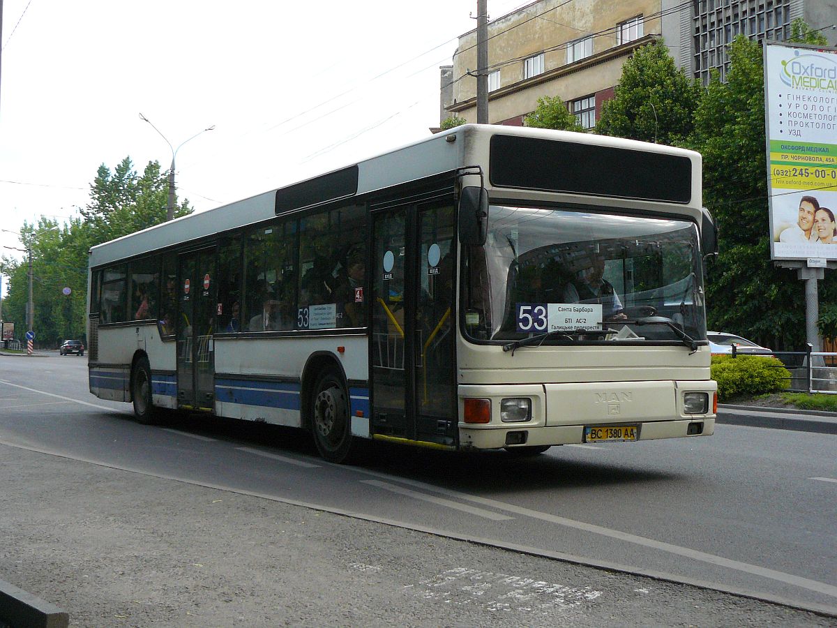 Ushi BM  MAN NL202 Bus Prospekt Viacheslava Chornovola, Lviv 28-05-2015.

Ushi BM  MAN NL202 bus Prospekt Viacheslava Chornovola, Lviv 28-05-2015.