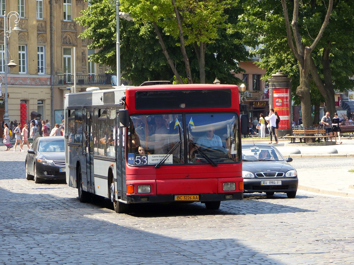 Uspih BM MAN A10 NL222 Bus ex-Düsseldorf Wagen 7242 Baujahr 1998. Prospekt Svobody, Lviv, Ukraine 31-05-2018.

Uspih BM MAN A10 NL222 bus ex-Düsseldorf wagen 7242 bouwjaar 1998. Prospekt Svobody, Lviv, Oekraïne 31-05-2018.