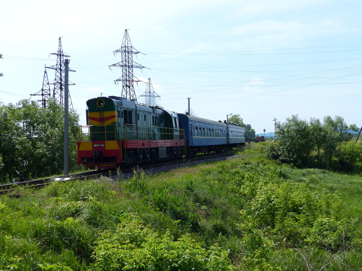 UZ Dieselokomotive ChME3 3311 met Nahverkehrszug von Lviv nach Rava Ruska. Dobrosyn, Ukraine 23-05-2018.

UZ dieselocomotief ChME3 3311 met twee rijtuigen als trein van Lviv naar Rava Ruska. Dobrosyn, Oekrane 23-05-2018.
