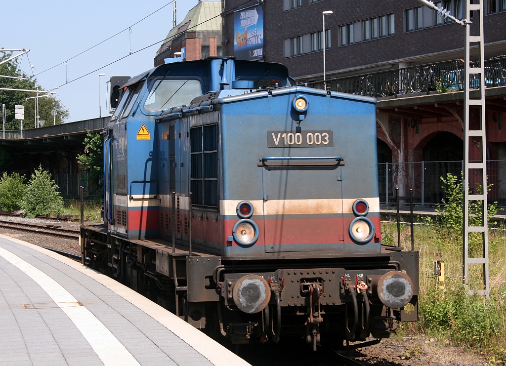 V 100 003 der NRS (NordicRailService Lübeck, LEW 15083 V100.1)wurde 1975 für die DR als 110 811-7 in Dienst gestellt, 1985 zur 112 811-6 umgebaut und bekam 1992 die Nummer 202 811-6. Im Jahre 2000 wurde sie ausgemustert und 2002 von Alstom in Stendal aufgearbeitet, seit 2005 fährt sie für die NRS in Lübeck unter UIC Nr. 9880 3202 811-6 D-SG. Lübeck 04.07.12