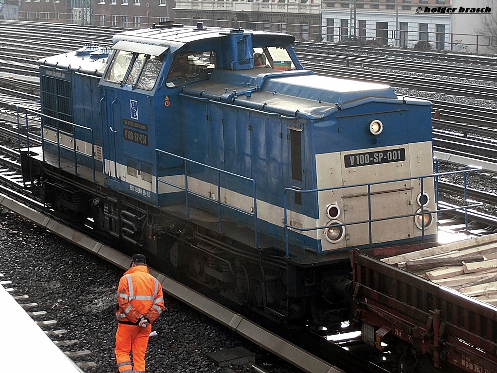 V 100-SP-001 von spitzke stand mit einen bauzug beim hbf von hamburg,02.02.14