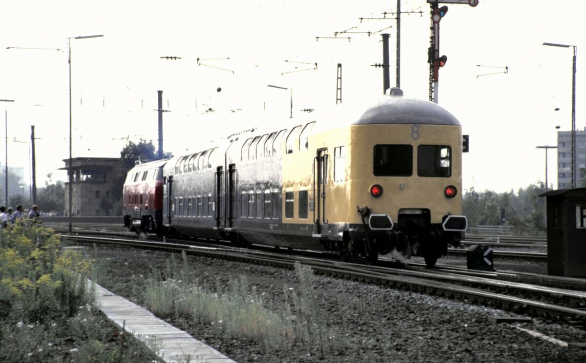 V 160 003 mit Doppelstockeinheit der Lübeck-Büchner Eisenbahn bei der Jubiläumsparade 150Jahre Deutsche Eisenbahn in Nürberg am 14.09.1985.