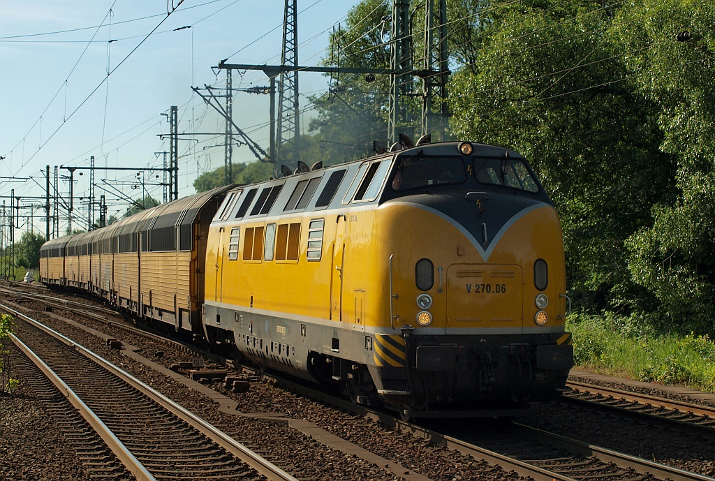 V 270.06/221 106-8 verlässt hier den alten Rbf Harburg mit einem Autozug nach Cuxhaven. 03.06.2011