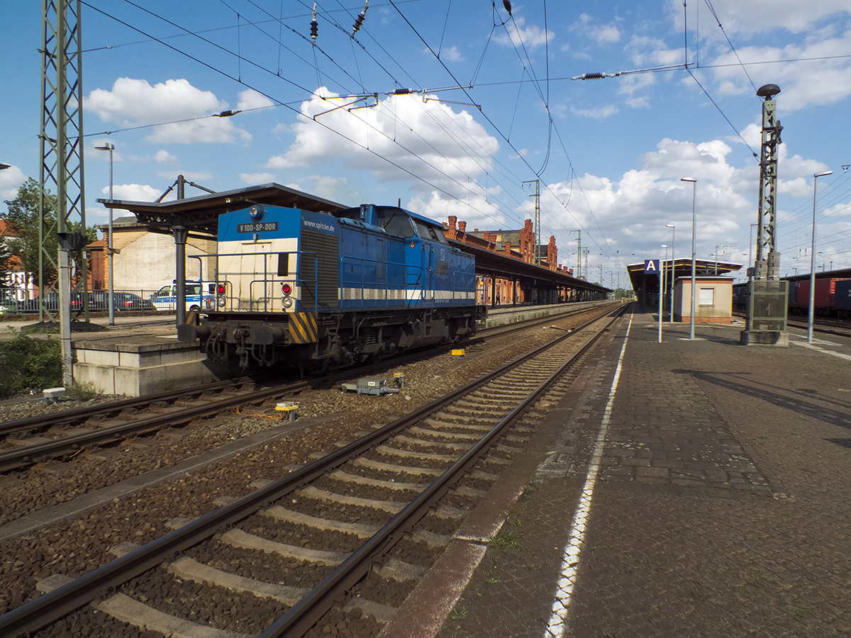 V100-SP 009 (203 125) der Spitzke Logistik durchfährt hier im (für den Nachschuss) besten Licht den Bahnhof von Stendal.