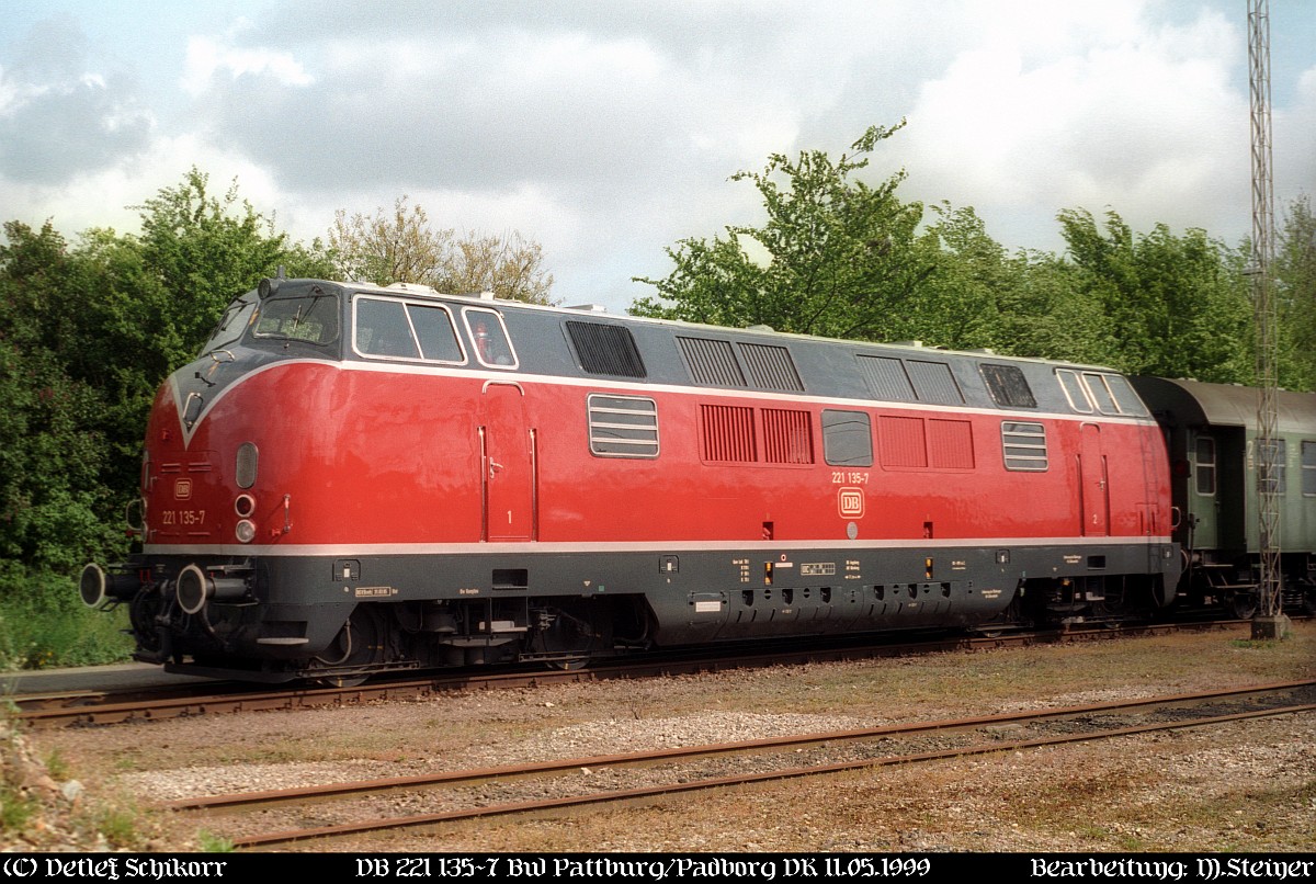 V200 135/221 135-7 im Bw Padborg,DK 11.05.1999(DigiScan015)