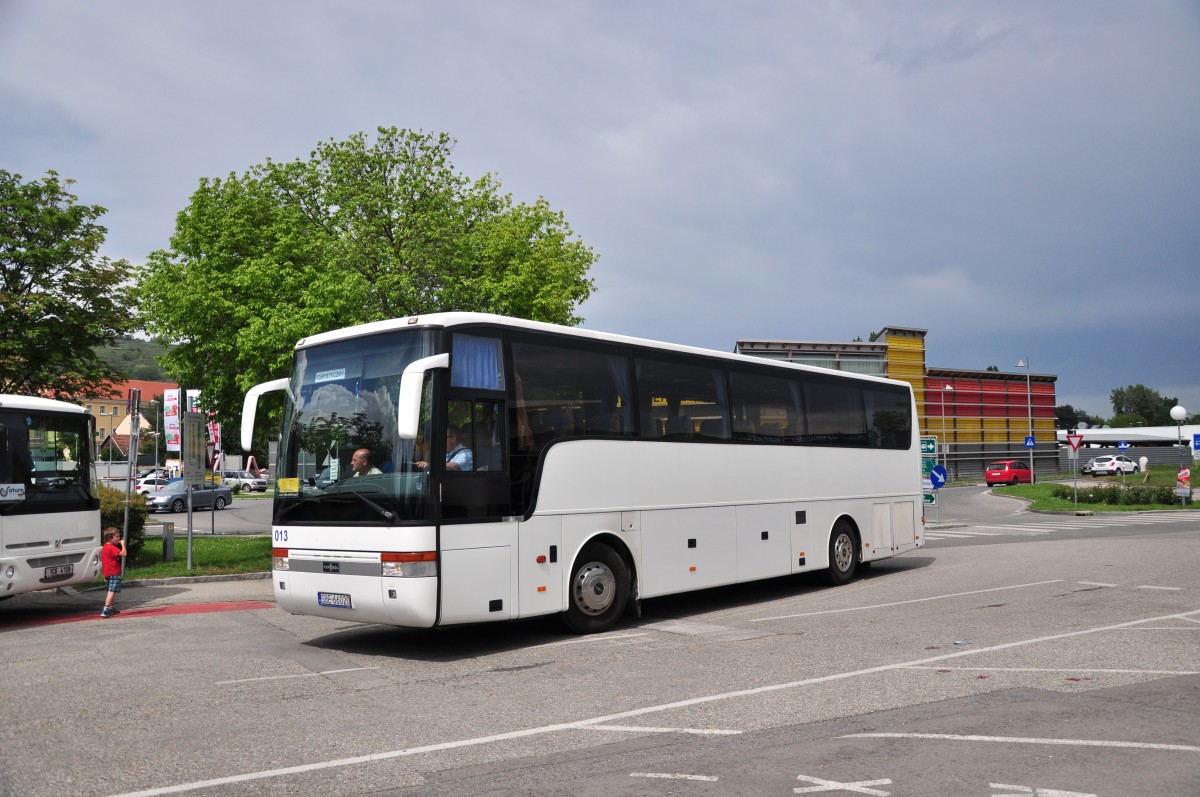 Van Hool aus Polen am 24.Mai 2014 in Krems.