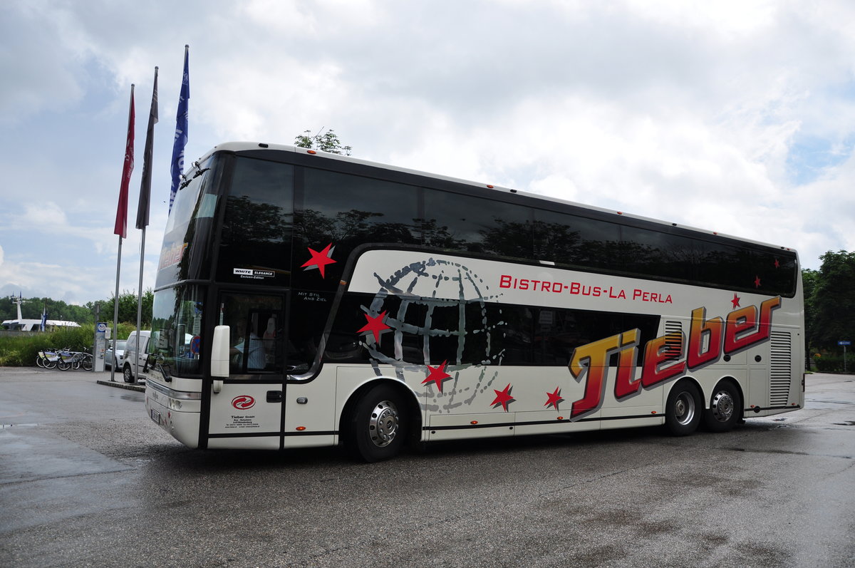 Van Hool  Bistro Bus  von Tieber Reisen/Reisebro aus sterreich in Krems gesehen.