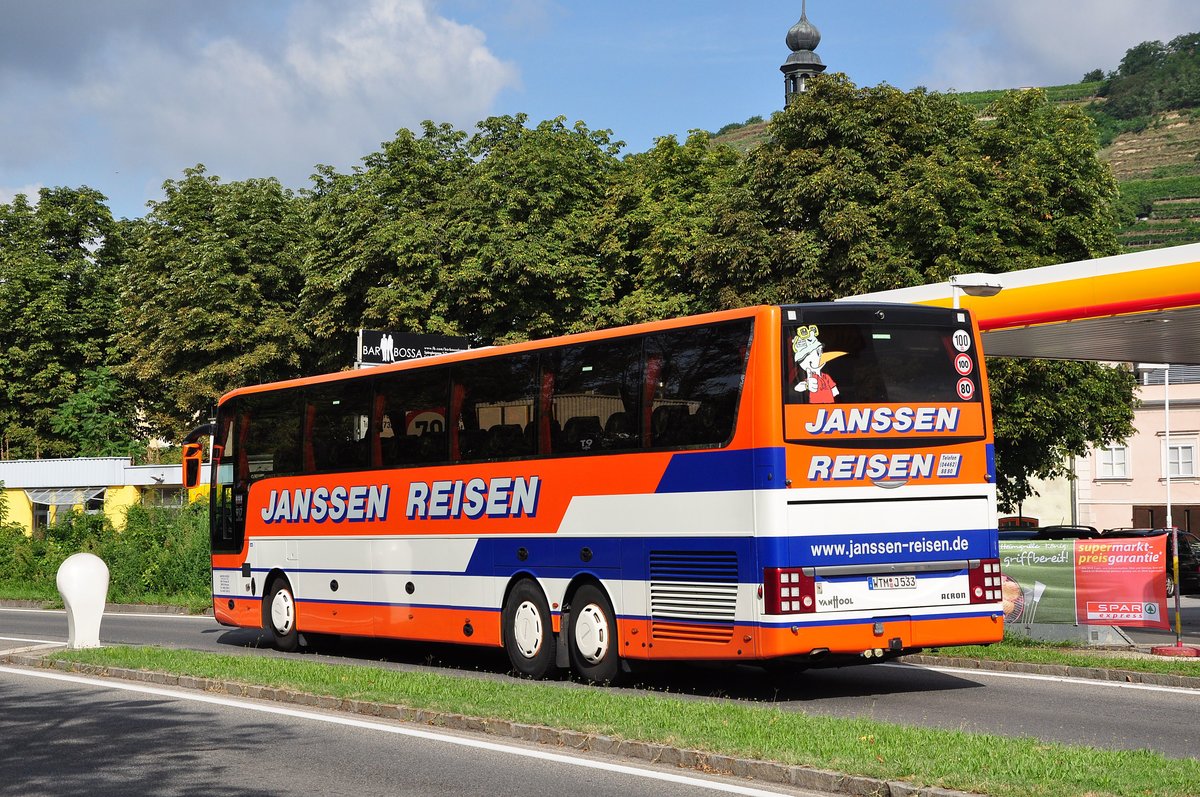 Van Hool T917 Acron von Janssen Reisen aus der BRD in Krems gesehen.