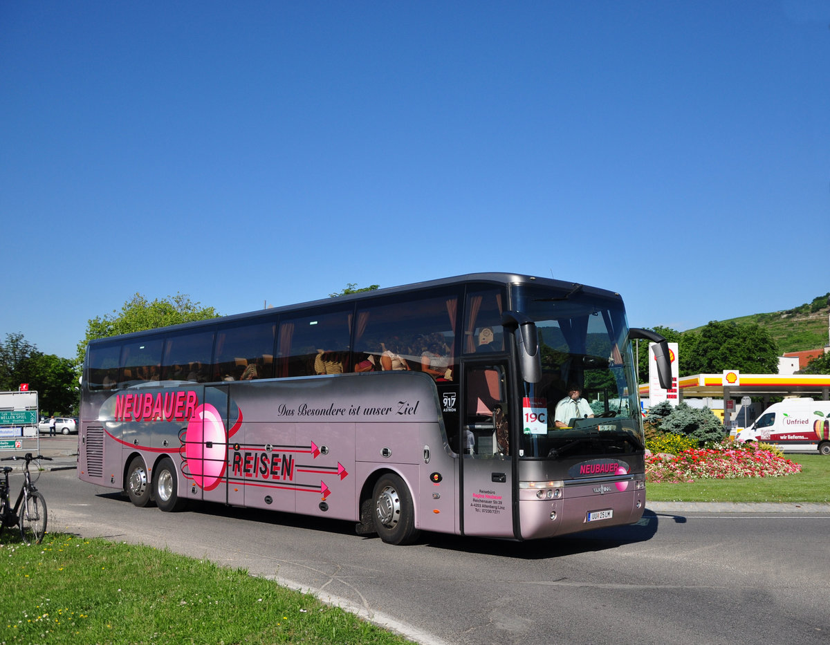 Van Hool T917 Astron von Neubauer Reisen aus Obersterreich in Krems gesehen.