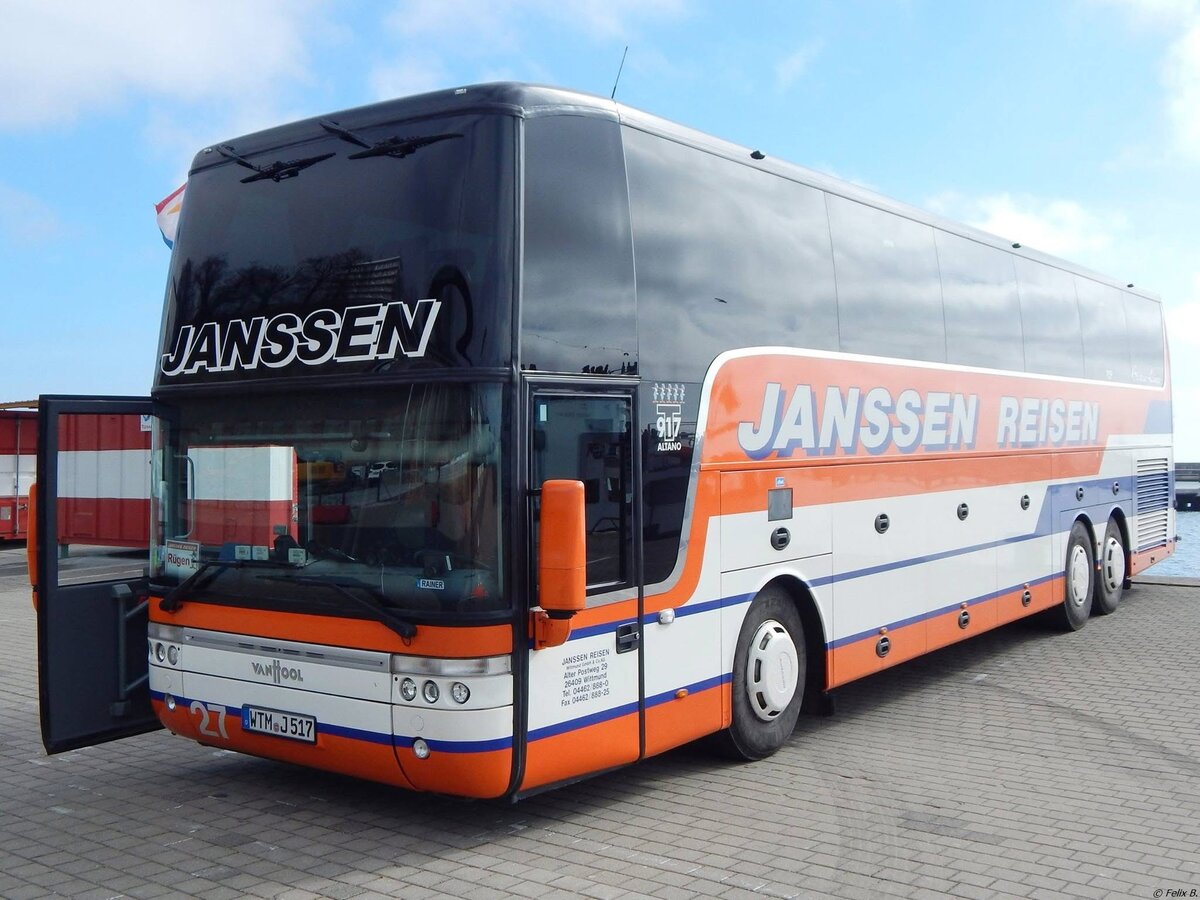 Van Hool T917 von Janssen Reisen aus Deutschland im Stadthafen Sassnitz.