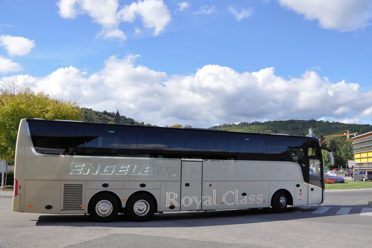 VAN HOOL TX16 ACRON von ENGELER Reisen / BRD im September 2013 in Krems gesehen.