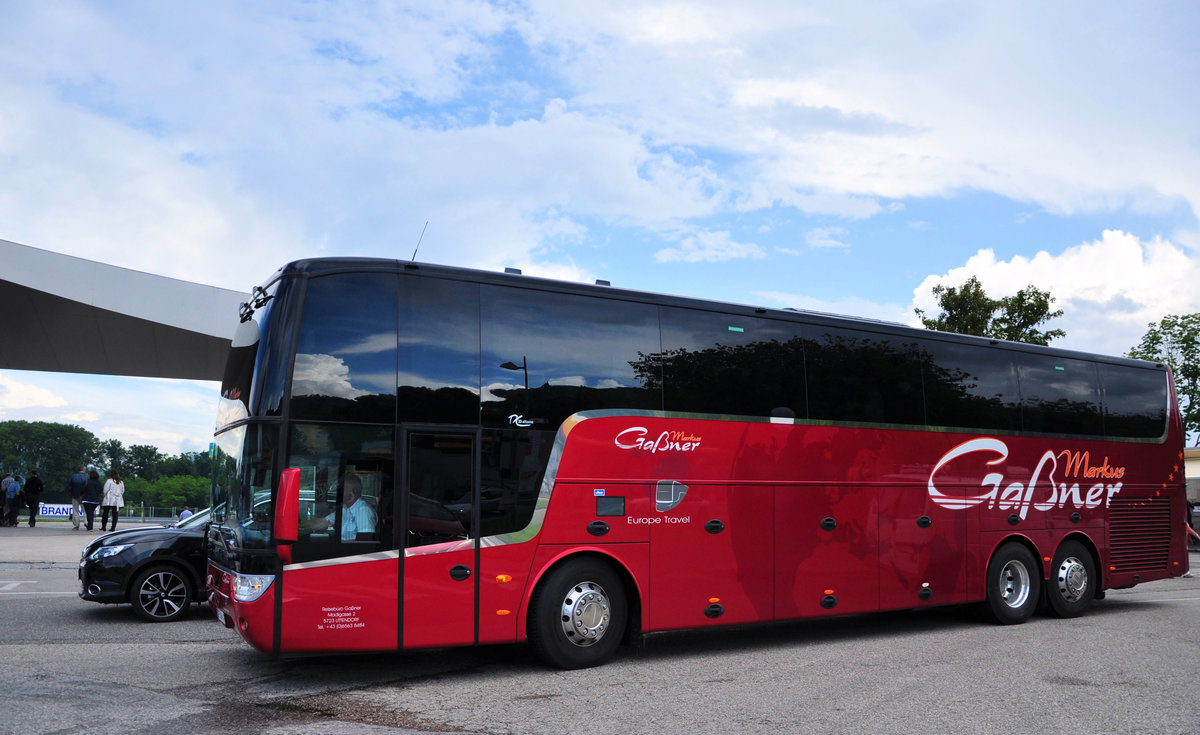 Van Hool TX20 Altano von Ganer Reisen/Reisebro aus sterreich in Krems gesehen.