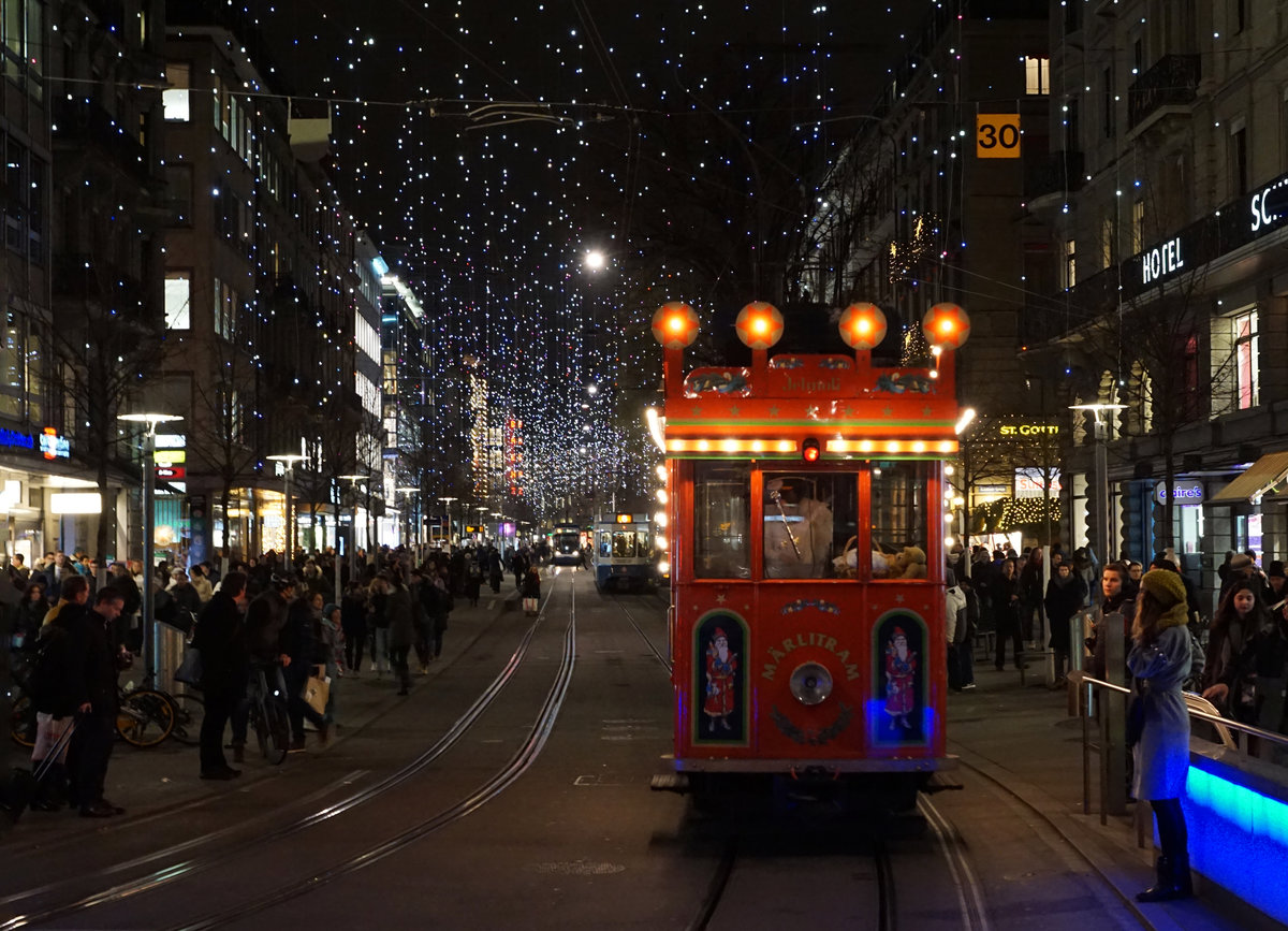 VBZ: Mrlitram Zrich, 6. Dezember 2017.
Auch dieses Jahr war in Zrich, Basel und Bern das beliebte vom St. Nikolaus chauffierte Mrlitram unterwegs.
Foto: Walter Ruetsch