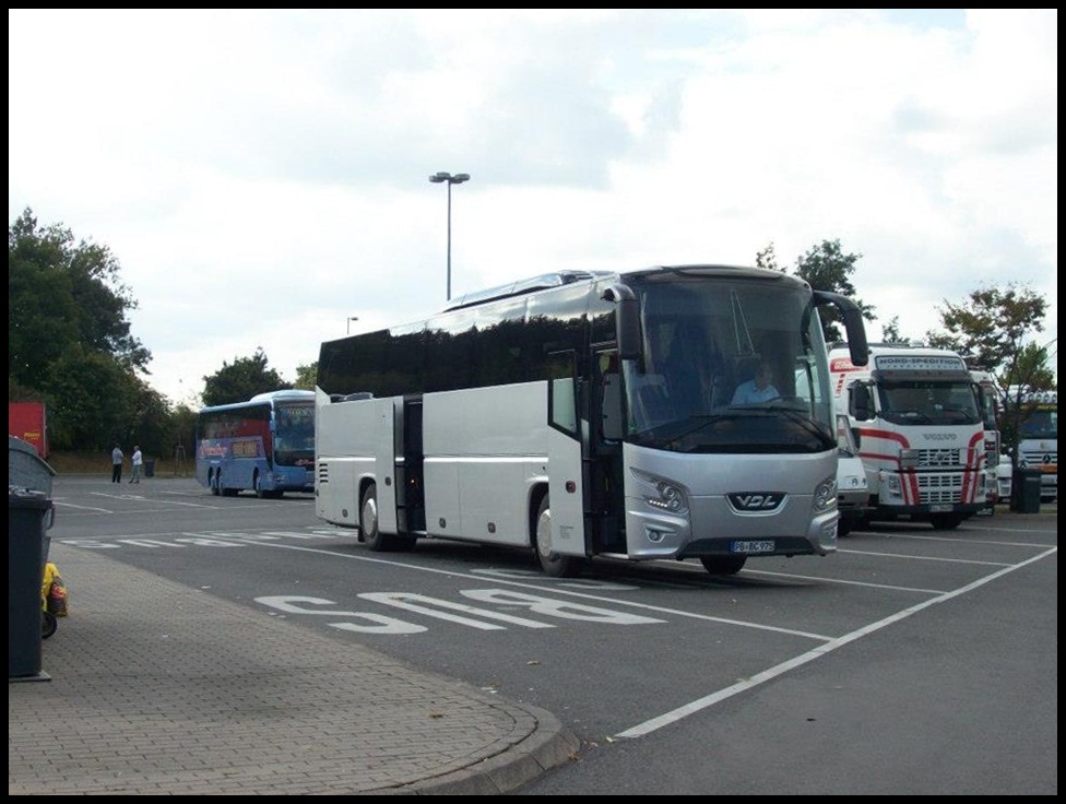 VDL Futura aus Deutschland auf einem Autobahnparkplatz.