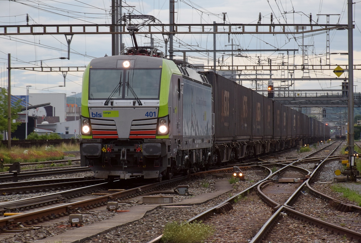 Vectroneninvasion: Eine Schwalbe macht noch keinen Sommer, aber 475 der BLS öffnete das Tor für die lange verschmähten Siemensloks in die Schweiz. Es wird gemunkelt, dass die BLS mit Absicht eine 200-km/h-Lok forderte, damit zwei weitere Hersteller ausgeschlossen werden. Es war dennoch nur die Nutzung als Güterzuglok vorgesehen. Hier 475 401 als erste ihrer Art in Pratteln, August 2017.