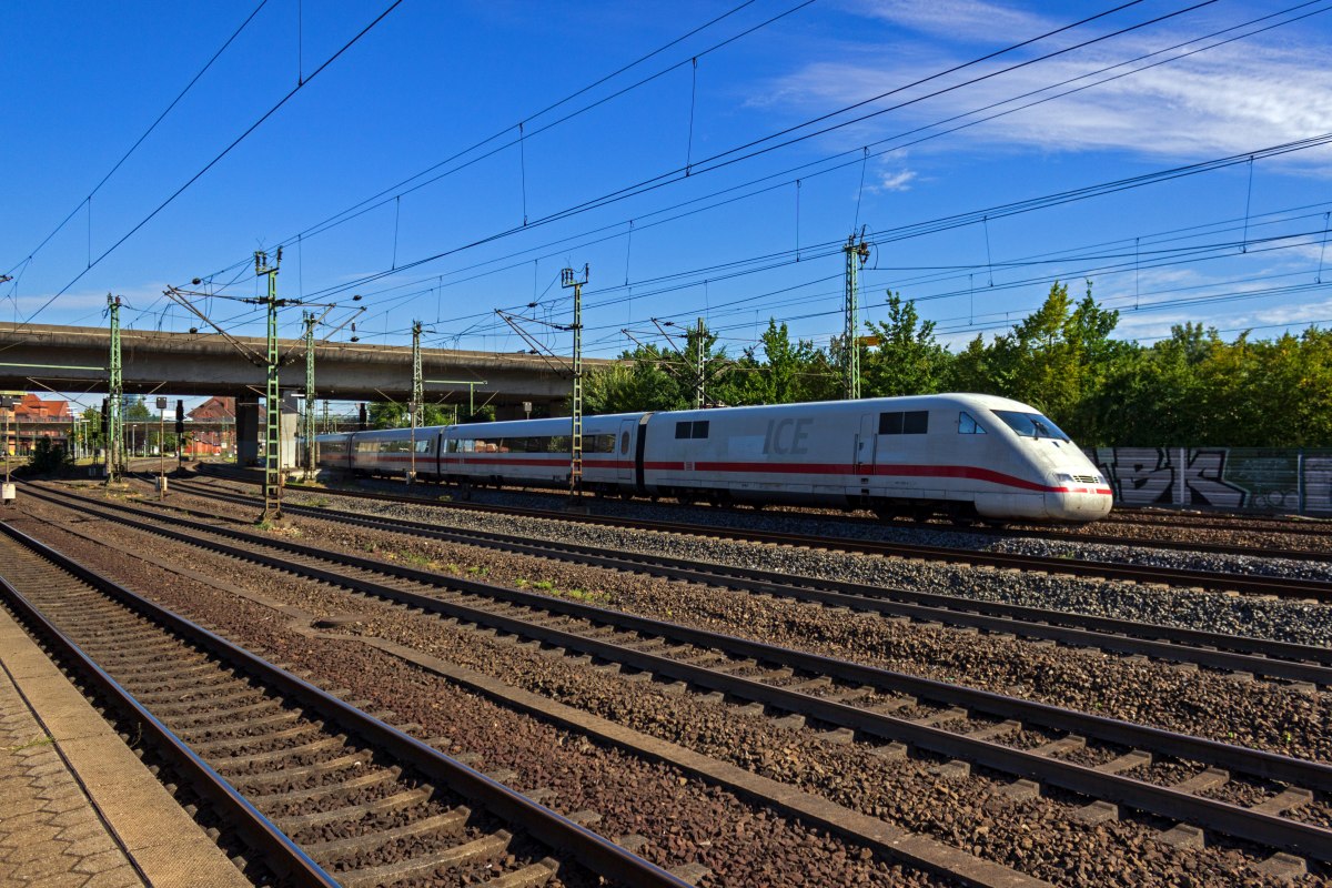 Vermutlich als ICE 888 von Mnchen fhrt 401 053 am 05.08.2020 in Hamburg-Harburg ein.