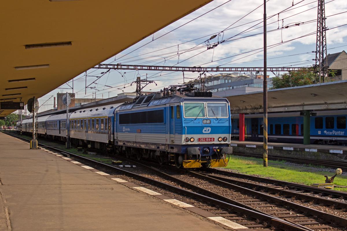 Vermutlich als R 990 von Brno Krlovo Pole kommend erreicht 362 164 Praha-Smchov und rollt nun mit ihrer Wagengarnitur in den Abstellbereich.