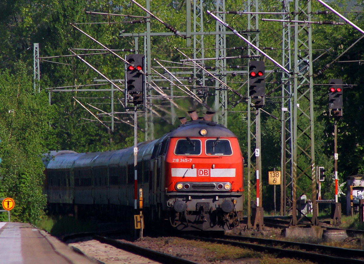 Version 1: DB 218 345-7 und 322-6 mit CNL Leerzug aus Flensburg auf dem Weg nach Hamburg hier bei der Einfahrt in Schleswig. 18.05.2014