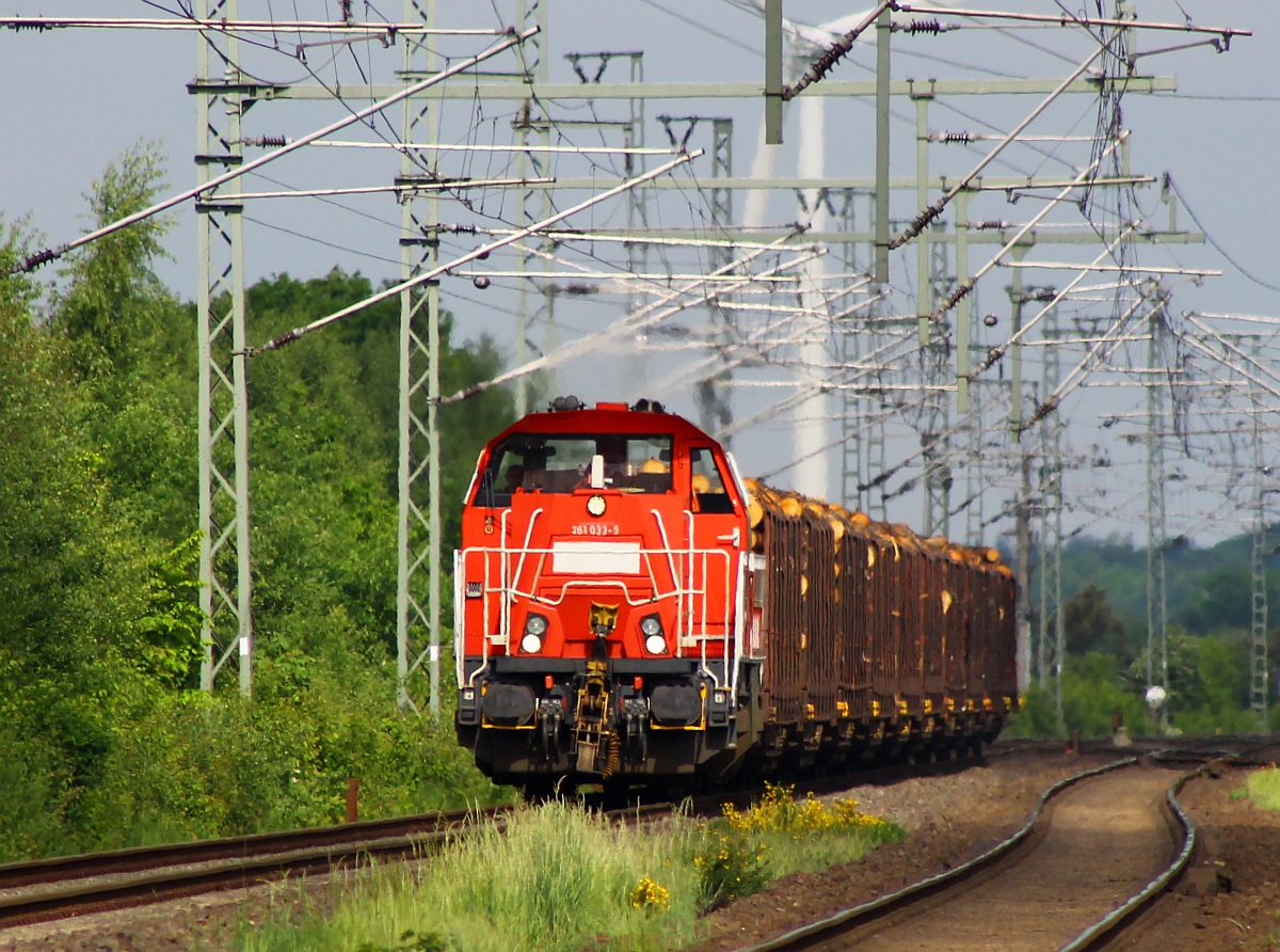 Version 1: DB 261 033-5 mit dem EK 53367(AFW-AN G)bestehend aus 10 beladenen Snps5 Wagen dieselt hier im Höchsttempo durch Jübek. 24.05.2014