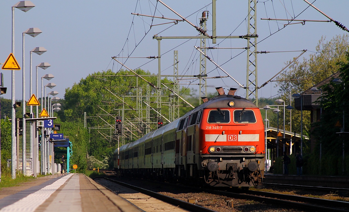 Version 2: DB 218 345-7 und 322-6 mit dem CNL Leerzug in voller Länge festgehalten heute morgen in Schleswig. 18.05.2014