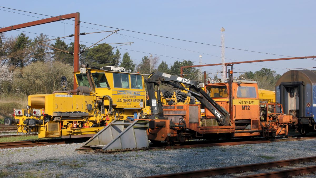 Vestbanen MT 2 und dahinter der eine Teil vom L.W Stopfexpress....die P&T SSP 110 SW, 9981 9425 052-4. Pattburg 07.04.2019