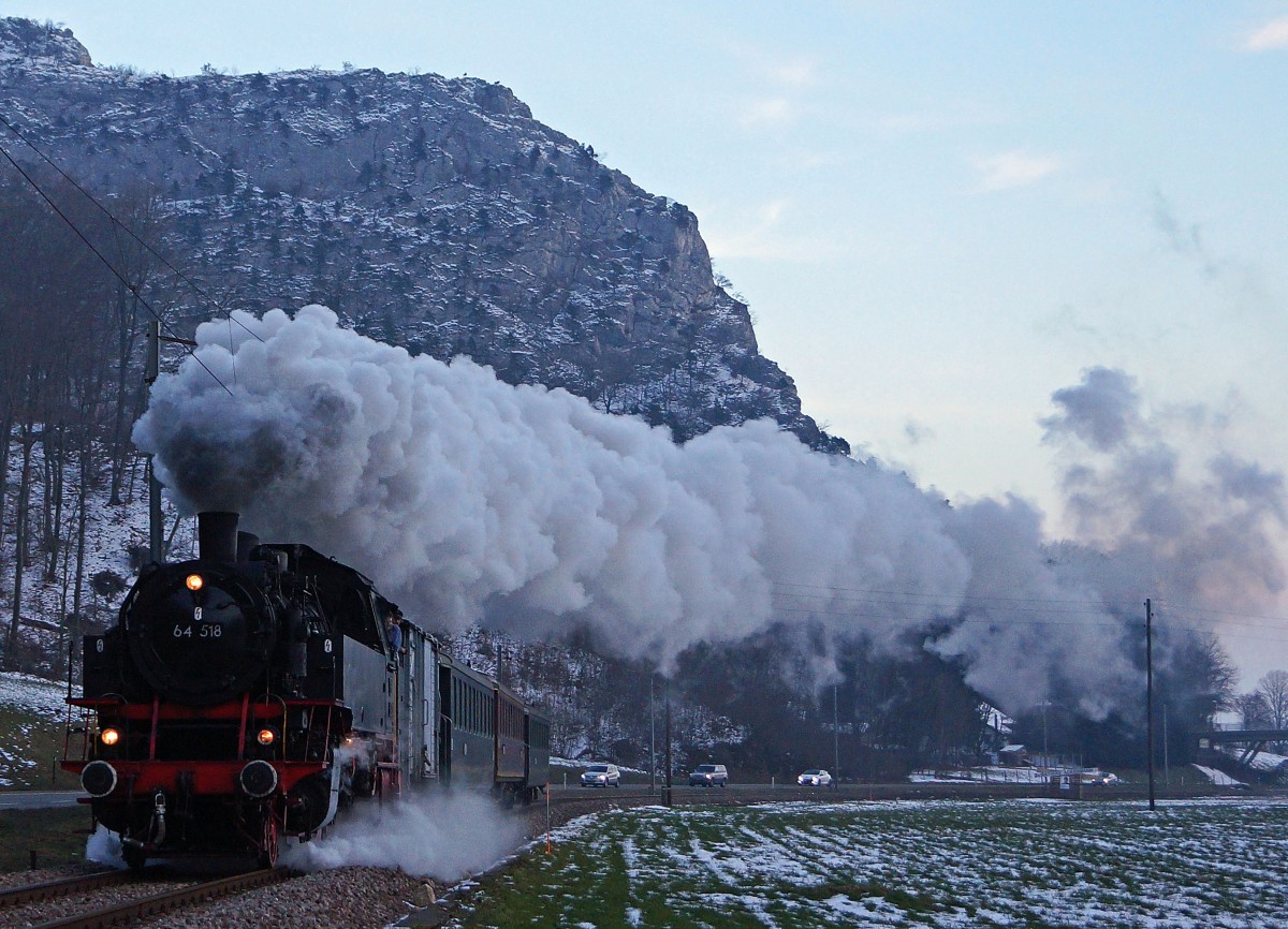 VHE: Winterdampf in der Region Oberaargau. Burgdorfer-Fonduefahrt 2014 mit der ex DB BR 64518 (BUBIKOPF) der VHE. Anlsslich ihrer vorlufig letzten Fahrt, wurde die schne Lok am spten Abend des 25. Januar 2014 noch einmal in der Klus bei Balsthal  unter Volldampf  im Bilde festgehalten. Infolge einer grsseren Revision wird sie fr ca. 2 Jahre aus dem Betrieb zurckgezogen.
Foto: Walter Ruetsch 