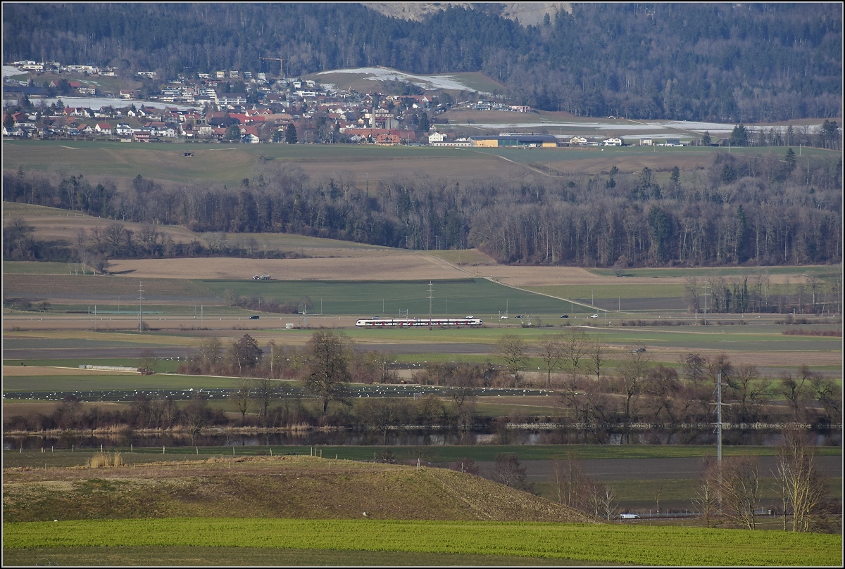 Viel Landschaft, wenig Zug am Jura.

Ein Flirt auf der Jurasüdfusslinie unterhalb Bettlach. Januar 2022.