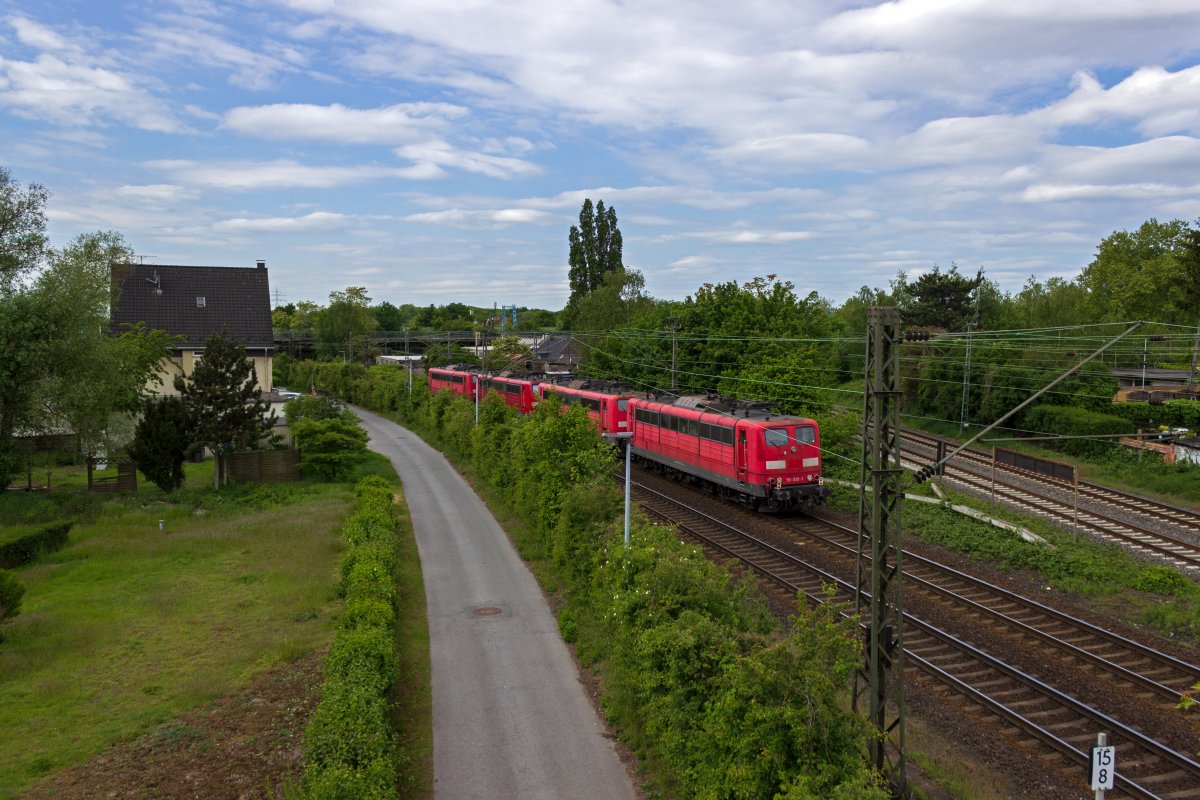 Vier betriebsf�hige 151 auf einem Bild zu versammeln d�rfte mittlerweile eine recht schwierige Aufgabe sein. In diesem Sinne ist dieser in die Ferne davon fahrende Lokzug ein Symbol f�r die sinkende Bedeutung dieser Bauart, die lange Zeit den schweren G�terverkehr der DB dominierte. Nicht zuletzt auch, weil der Zug auf der Fahrt Richtung S�den am Gel�nde des Schrotth�ndlers Bender in Opladen vorbeigefahren sein d�rfte, der sich seit langem einen Namen als Verwerter von Schienenfahrzeugen macht.