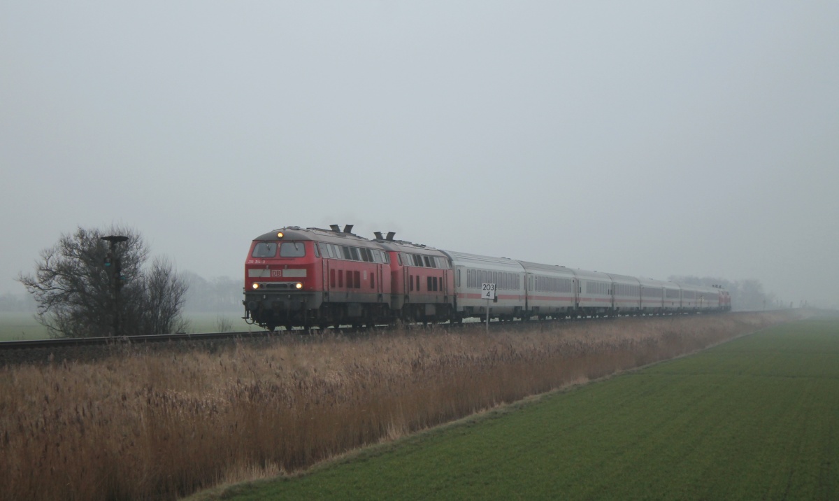 Vier mal V164 am IC....1218 314 plus Schwesterlok der IC 2072 nach Westerland und 1218 366 und 321 am Schluss dieseln hier am Südergotteskoog am Fotografen vorbei auf die Insel. Niebüll/Klanxbüll 23.01.2017