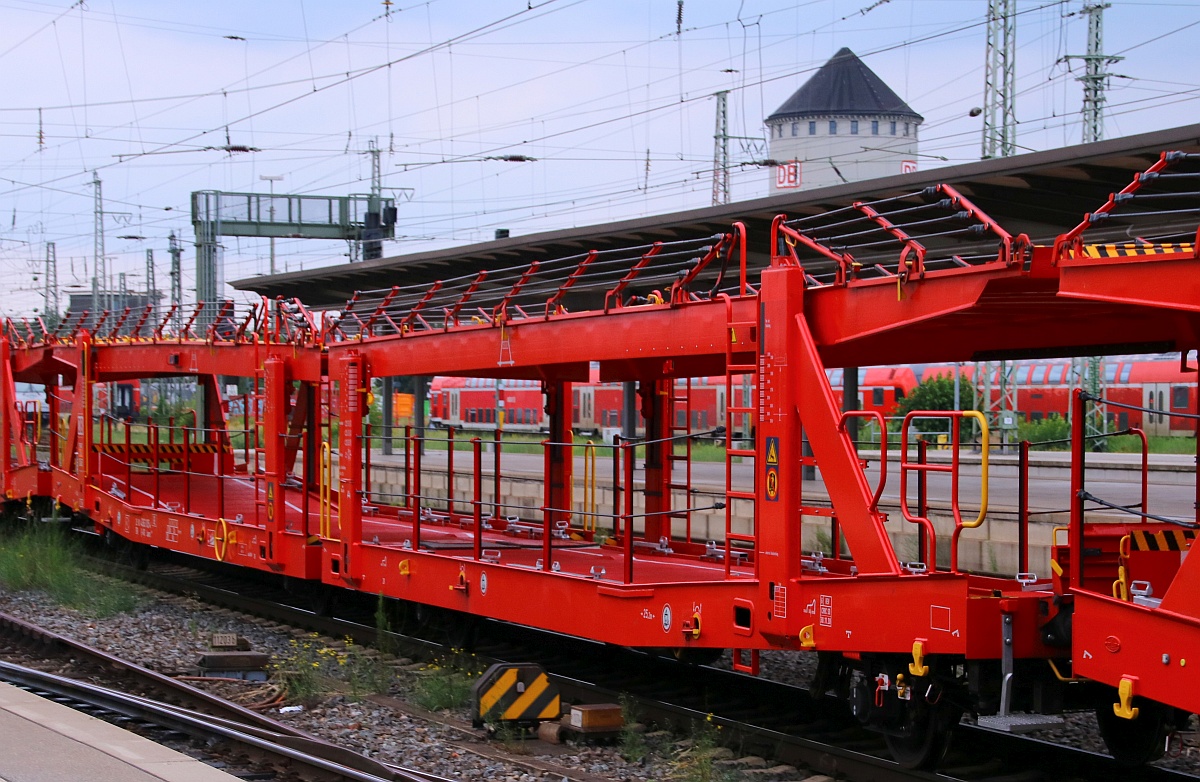 Vierachsiger Auto-Transportwagen der Gattung Laaers560.1 registriert unter 25 80 4363 105-4. Bremen 10.07.21