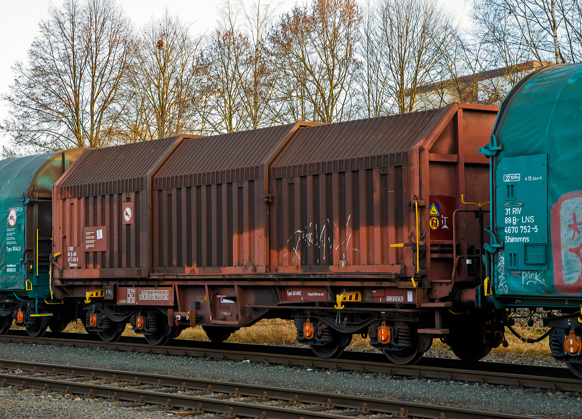 Vierachsiger Drehgestell-Flachwagen mit Teleskophauben für Coiltransporte, 31 88 4777 638-8 B-LNS, der Gattung Shimmns, der belgischen LINEAS Group NV/SA (ex B Cargo), abgestellt am 06.01.2022 auf dem Betriebsbereich Freien Grunder Eisenbahn der KSW (Kreisbahn Siegen-Wittgenstein) in Herdorf.

TECHNISCHE DATEN:
Gattung: Shimmns (LINEAS Type 3614M2)
Spurweite: 1.435 mm
Länge über Puffer: 12.290 mm
Drehzapfenabstand: 7.000 mm
Achsabstand im Drehgestell: 1.800 mm
Laderaum: für 5 Coils
Höchstgeschwindigkeit: 100 km/h 
Maximales Ladegewicht: 66,7 t (ab Streckenklasse D4)
Eigengewicht: 23.100 kg
Kleinster bef. Gleisbogenradius: 35 m
Bauart der Bremse: 0-GP-A (LL) (max. 58t)
Intern. Verwendungsfähigkeit: RIV