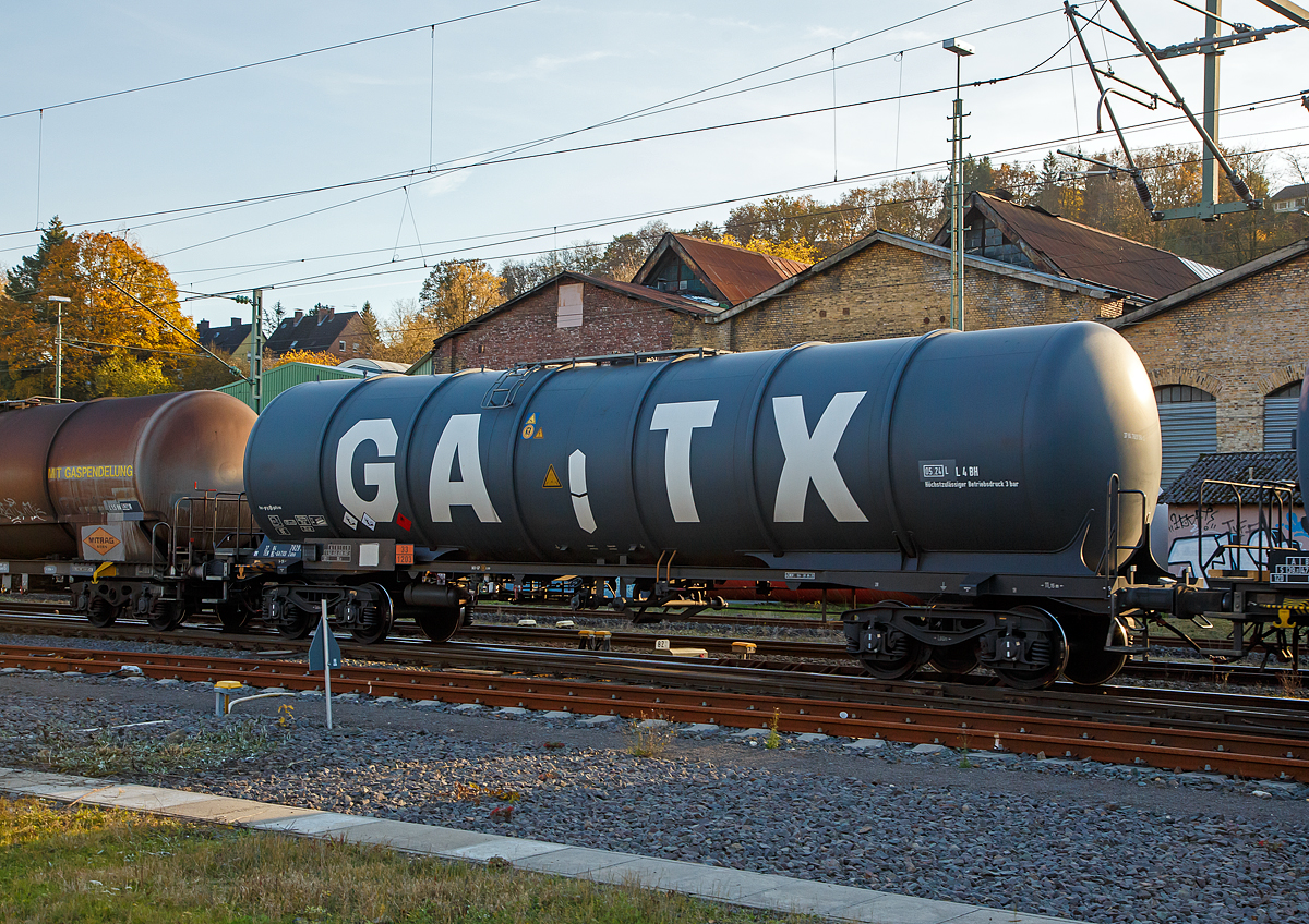 Vierachsiger Drehgestell-Kesselwagen 37 84 7829 594-2 NL-GATXD der Gattung Zans der GATX Rail Germany GmbH (registriert in den Niederlanden), Zugverband am 09.11.2021 bei der Zugdurchfahrt in Betzdorf (Sieg),

Die Gefahrgutkennzeichnung 33/1203 zeigt an es handelt sich um Benzin bzw. Ottokraftstoff.

TECHNISCHE DATEN (gem. Anschriften) :
Gattung: Zans,  GATX Typ 1697
Spurweite: 1.435 mm
Achsanzahl: 4 (in 2 Drehgestelle)
Länge über Puffer: 16.690mm
Drehzapfenabstand: 11.150 mm
Achsabstand im Drehgestell: 1.800 mm
Laufraddurchmesser:  920  mm (neu) 
Eigengewicht: ca. 22.623 kg
Tankinhalt: 97.220 l 
Max. Ladegewicht: 67,23t (Streckenklasse D)
Höchstgeschwindigkeit: 100 km/h (beladen) / 120 km/h (leer)
Bremse: MH-GP (K)
Bremssohle: Cosid 810
Intern. Verwendungsfähigkeit:  TEN-GE
Prüfdruck: 4,0 bar
Max. Betriebsdruck: 3,0 bar
Tankcode: L 4 BH
L= Tank für Stoffe in flüssigem Zustand (flüssige Stoffe oder feste Stoffe, die in geschmolzenem Zustand zur Beförderung aufgegeben werden)
4= zutreffender Mindestprüfdruck in bar
B = Tank mit Bodenöffnungen mit 3 Verschlüssen für das Befüllen oder Entleeren 
H = luftdicht verschlossener Tank