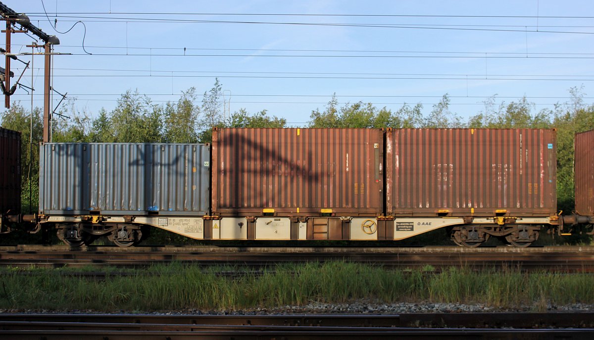 Vierachsiger Drehgestellflachwagen für den Transport von Containern der Gattung Sgnss114 registriert unter 3780 4552 993-0 D-AAEC. Padborg/DK 07.09.2019