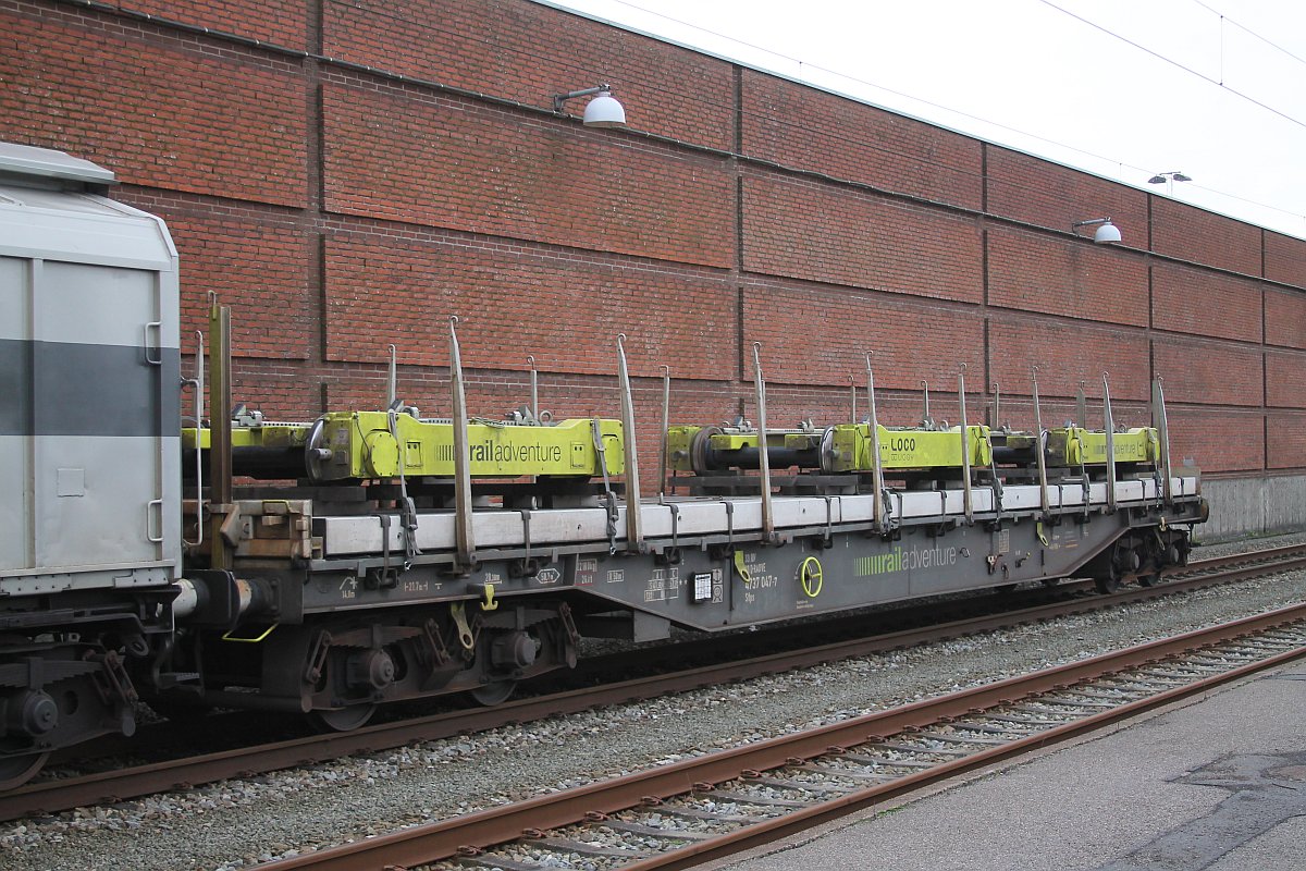 Vierachsiger Flachwagen der Gattung Sfps registriert unter 3380 4737 047-7 D-RADVE. Padborg 28.12.2019 