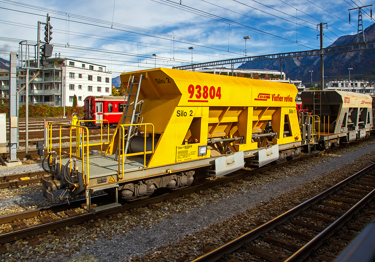 Vierachsiger Schmalspur Drehgestell-Schotterwagen RhB Xac-t 93804 (Dienstwagen) eingereiht in einen Bauzug am 01.11.2019 im Rbf Chur (aufgenommen aus einem Zug heraus). Diese Wagen (5 Stck) wurden 2010 von der Firma Josef Meyer in Rheinfelden gebaut.

TECHNISCHE DATEN:
Spurweite: 1.000 mm
Lnge ber Puffer: 12.500 mm
Drehzapfenabstand: 7.000 mm 
Achsabstand im Drehgestell: 1.400 mm
Eigengewicht: 17.570 kg
Ladegewicht: max. 46 t
Ladevolumen: 2 x 11 m
