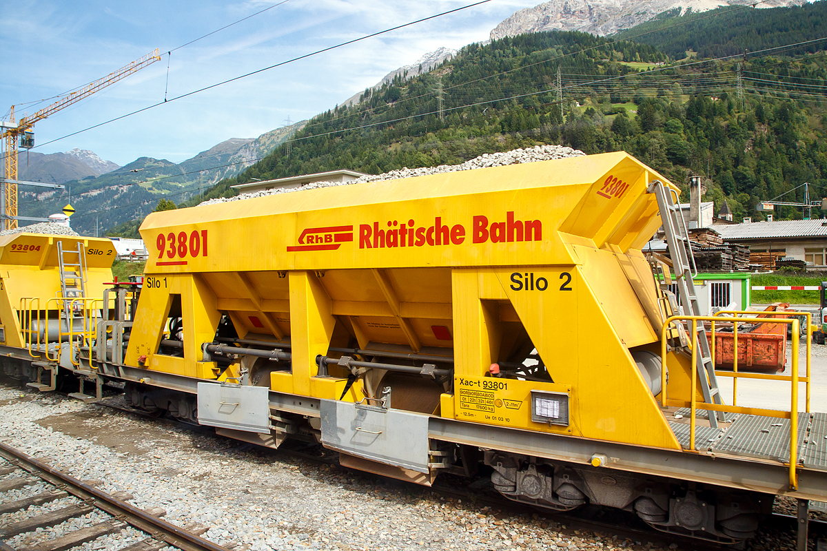 Vierachsiger Schmalspur Drehgestell-Schotterwagen RhB Xac-t 93804 (Dienstwagen) abgestellt am 13.09.2017 in Poschiavo (aufgenommen aus einem Zugheraus).

Diese Wagen (5 Stck) wurden 2010 von der Firma Josef Meyer in Rheinfelden gebaut.

TECHNISCHE DATEN:
Spurweite: 1.000 mm
Lnge ber Puffer: 12.500 mm
Drehzapfenabstand: 7.000 mm
Achsabstand im Drehgestell: 1.400 mm
Eigengewicht: 17.570 kg
Ladegewicht: max. 46 t
Ladevolumen: 2 x 11 m
Hchstgeschwindigkeit: 60 km/h (bei max. Zuladung) 80 km/h (bei 22 t Zuladung)  / 90km/h (leer)
