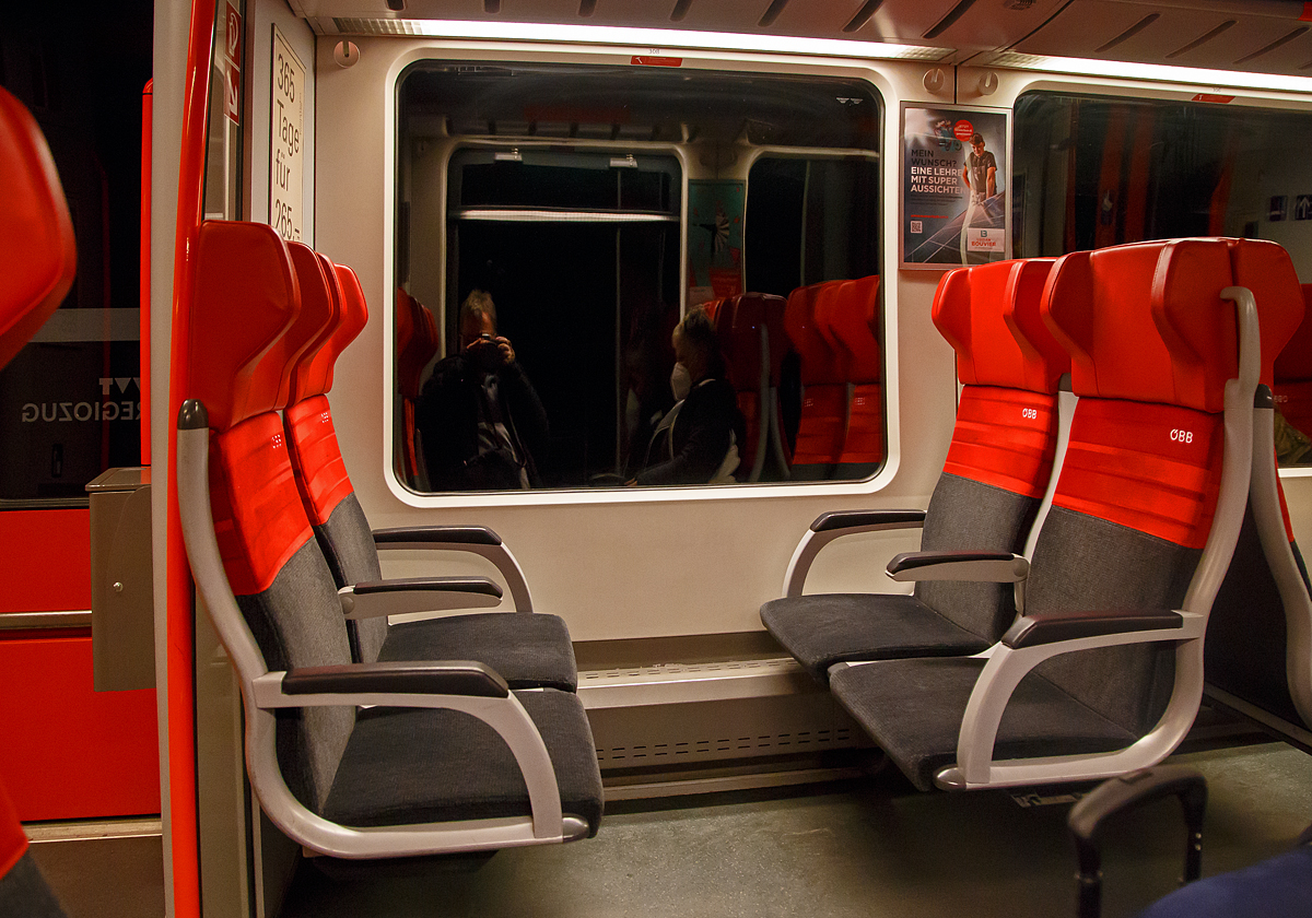 Vierer vis-�-vis Sitzgruppe in dem elektrischen TALENT-Triebwagen �BB 4024 033-4 (am 25.03.2022 in W�rgl Hbf).