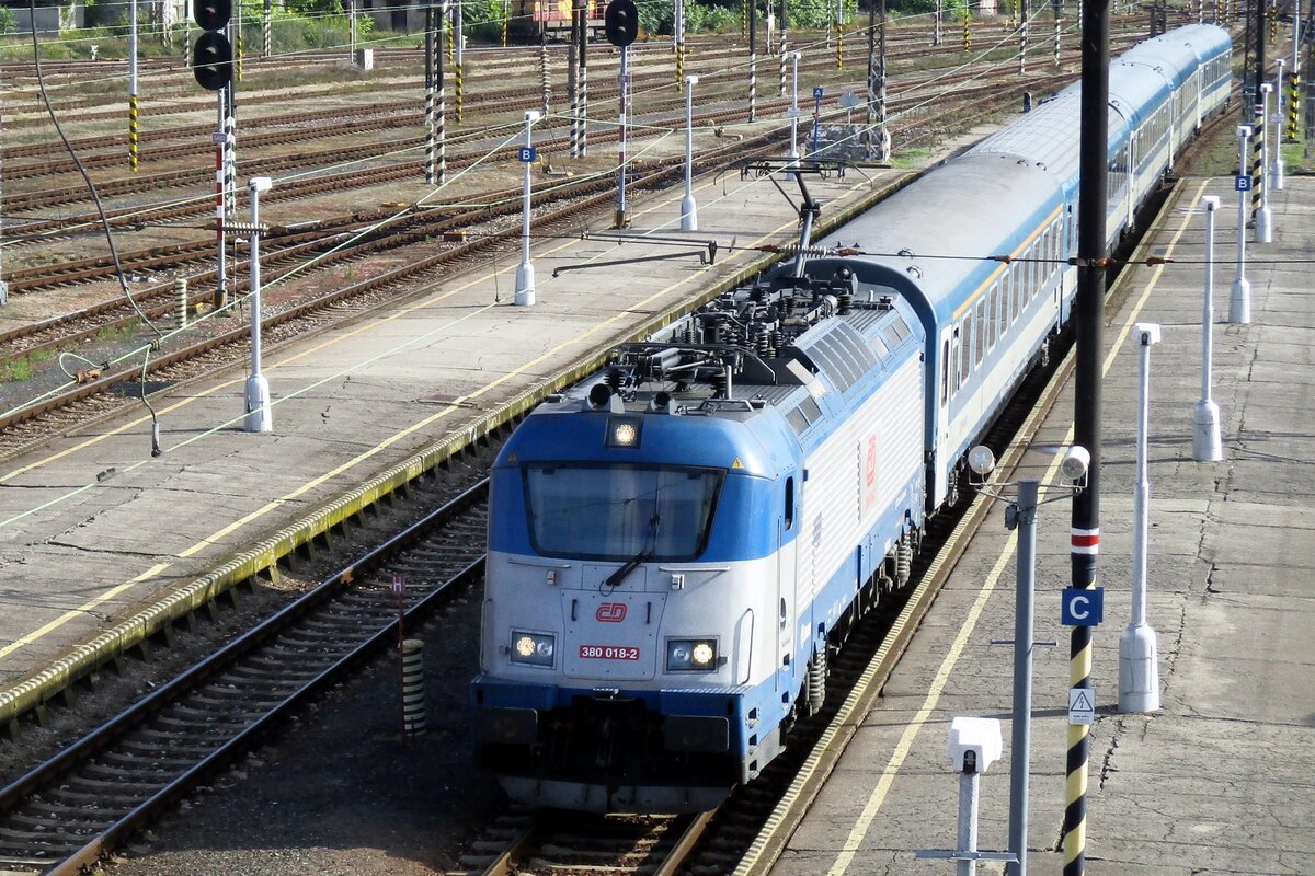 Vogelblick auf 380 018 während der Einfahrt in Sturovo am 22 September 2017.