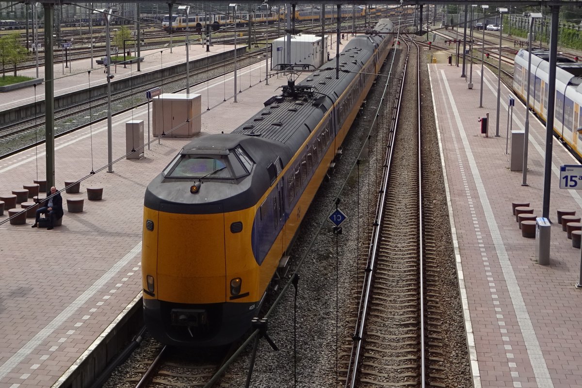 Vogelblick auf NS 4024 in Rotterdam Centraal am 18 Mai 2019.