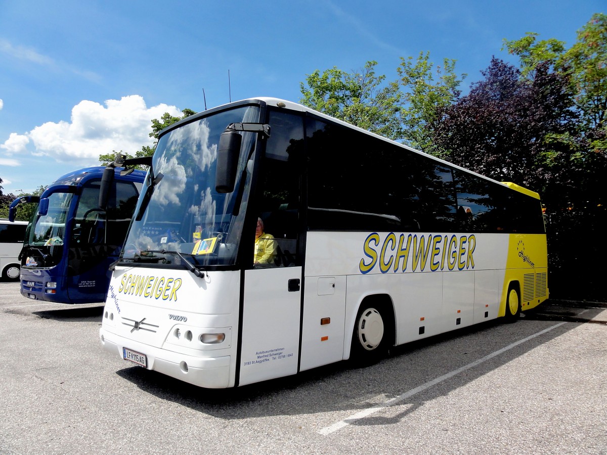 VOLVO 9900 von SCHWEIGER Reisen aus sterreich am 11.6.2013 in Krems an der Donau.