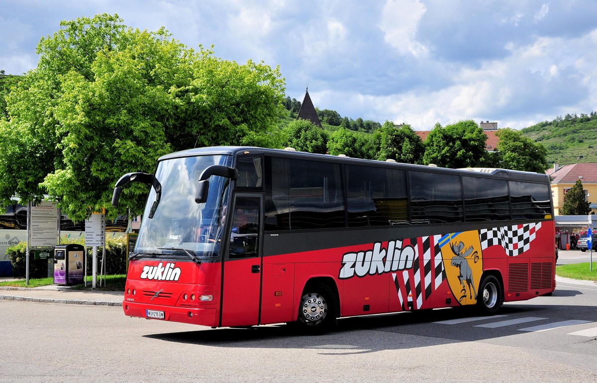 VOLVO 9900 von ZUKLIN Busreisen aus Niedersterreich am 22.5.2013 in Krems angekommen.