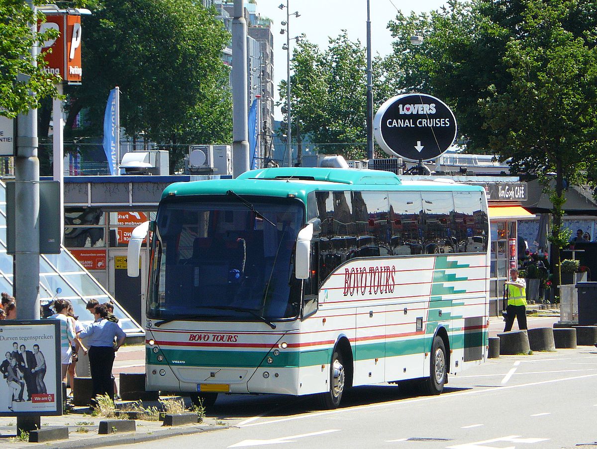 Volvo B12B Reisebus der Firma Bovotours. Prins Hendrikkade, Amsterdam 11-06-2014.

Volvo B12B reisbus van de firma Bovotours. Prins Hendrikkade, Amsterdam 11-06-2014.