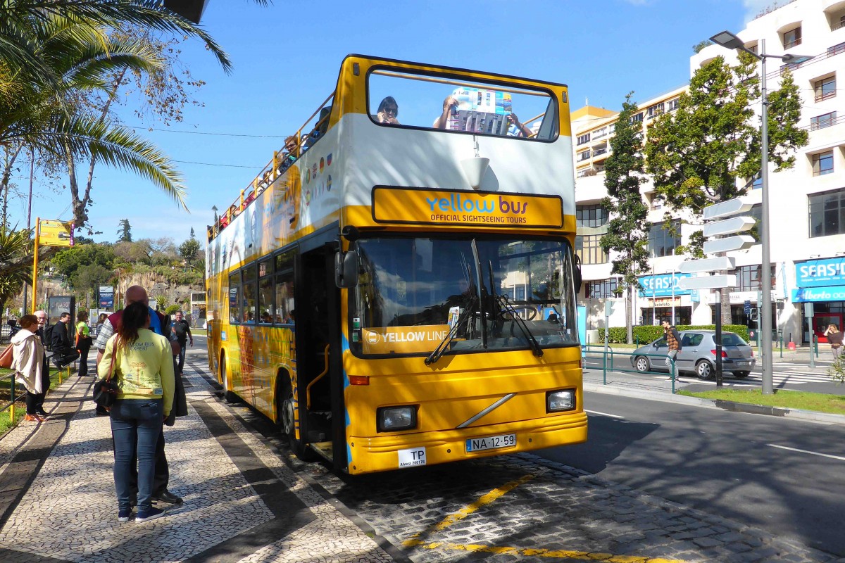 Volvo in Doppeldeckerausfhrung fr Stadtrundfahrten gesehen in Funchal/Madeira im Mrz 2015