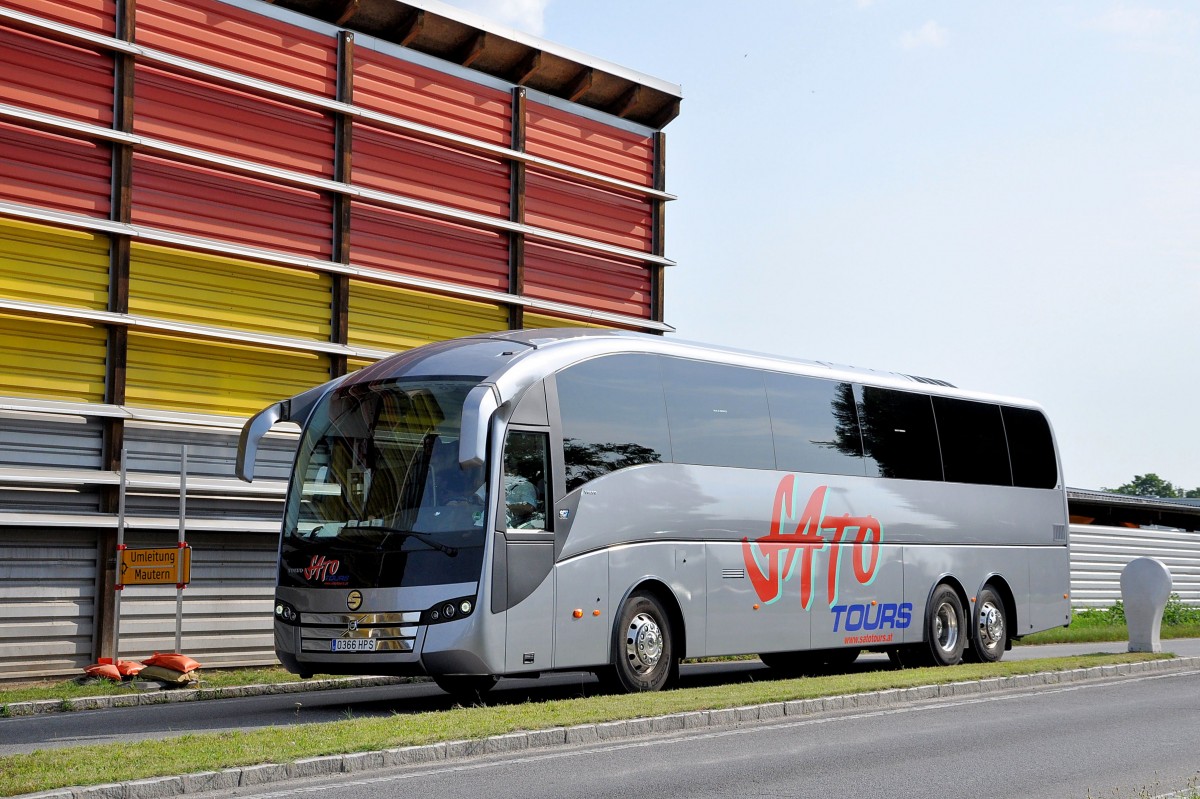 VOLVO Reisebus von SATO/Spanien im August 2013 in Krems unterwegs.